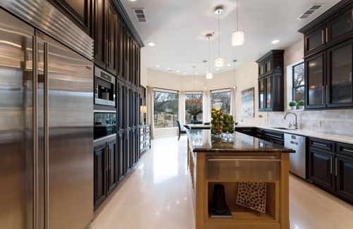 Dallas House | Main House at Uncommon Grounds Dallas! Pickleball, Pool, Basketball + Parking!