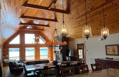 Henrico House | MAIN LAKE! 4BR/4B Gorgeous log home with deep water, Amazing Views & WiFi