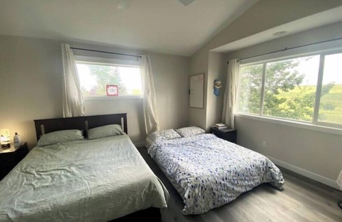 Calgary House | Main Level private Bathroom FREE Breakfst Airp7min