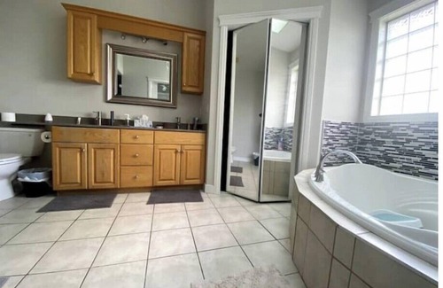 Calgary House | Main Level private Bathroom FREE Breakfst Airp7min