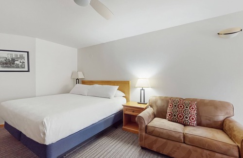 West End Cabin | Main St. gem - pool & hot tub - walk to lifts, dog-friendly, private balcony