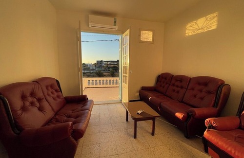 Al Marsa House | Maison élégante S+2 près de la plage : un havre de paix.