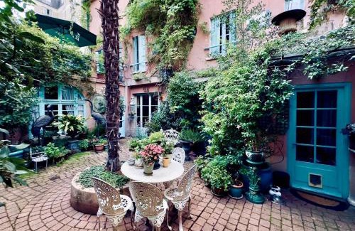 Quartier des Grandes-Carrieres House | "Maison 1850 Paris 18" Chambre R avec terrasse et parking en option