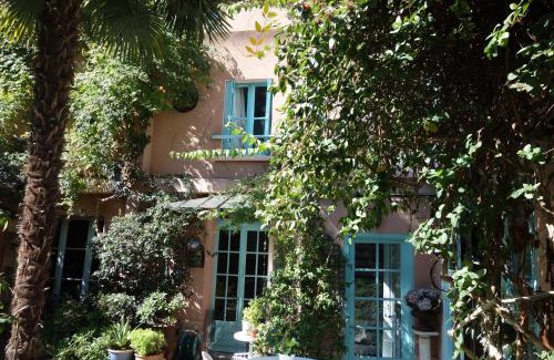Quartier des Grandes-Carrieres House | "Maison 1850 Paris 18" Chambre R avec terrasse et parking en option