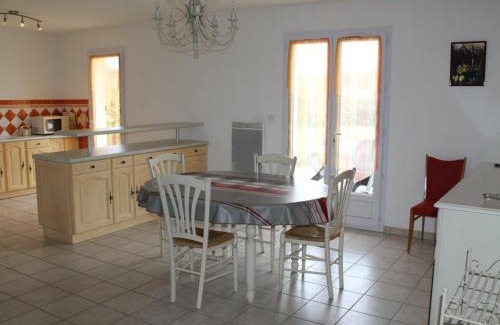 La Roche-Posay House | Maison avec Jardin proche Thermes comprenant Lave-linge et Lave-vaisselle - FR-1-541-47