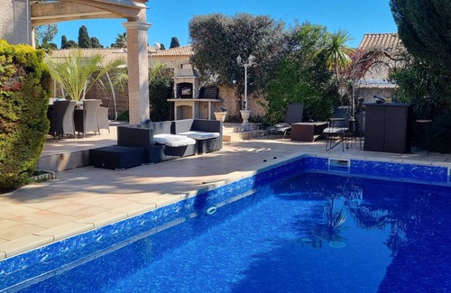 Meze House | Maison Avec Terrain et Piscine à 10 Minutes à Pieds de la Plage et Centre Ville