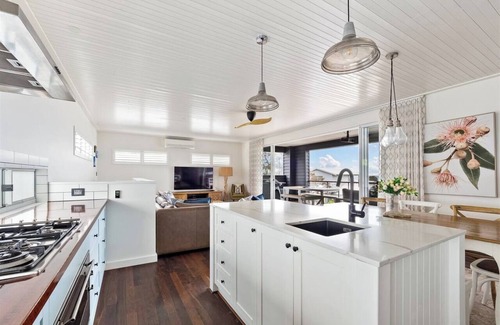Dunsborough House | Maison Bleue Ocean Views and Beachside Family Fun