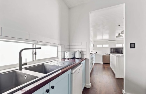 Dunsborough House | Maison Bleue Ocean Views and Beachside Family Fun