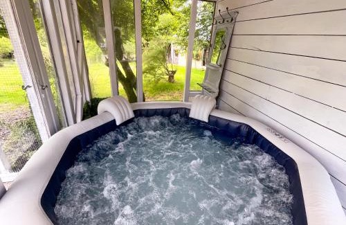 Courtonne-la-Meurdrac House | Maison charmante avec jacuzzi et cours d'eau