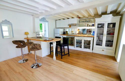 Courtonne-la-Meurdrac House | Maison charmante avec jacuzzi et cours d'eau