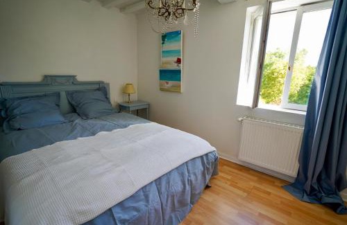 Courtonne-la-Meurdrac House | Maison charmante avec jacuzzi et cours d'eau