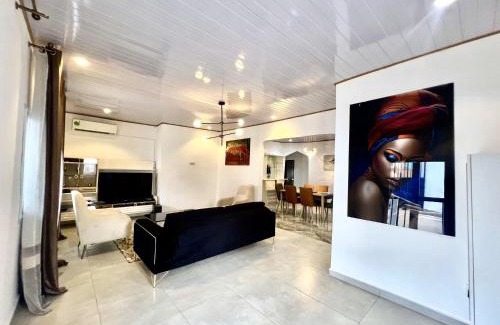 Yaounde Apartment | Maison Chic et confortable à la poste centrale