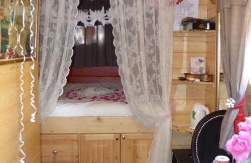 Romans-sur-Isere Bed & Breakfast | Maison d'Hôtes et Roulotte" Le 6 Bis"