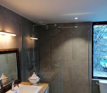 Barcelonnette House | Maison dans parc clôturé