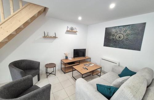 Saint-Amand-sur-Sevre Apartment | Maison de Bourg St Amand 5pers 15min Puy du Fou