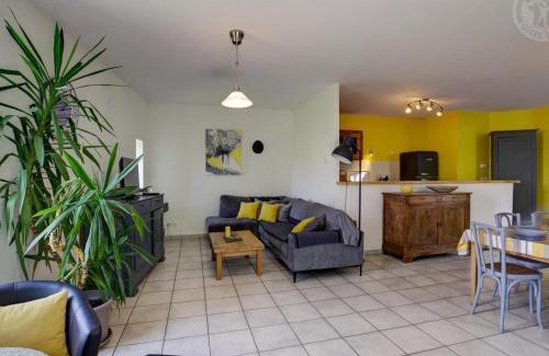 Saint-Just-la-Pendue House | Maison de campagne avec Jacuzzi, Sauna, Wi-Fi et Jardin privatif - FR-1-496-52