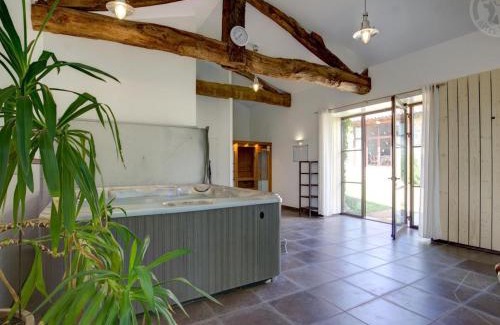 Saint-Just-la-Pendue House | Maison de campagne avec Jacuzzi, Sauna, Wi-Fi et Jardin privatif - FR-1-496-52