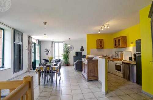 Saint-Just-la-Pendue House | Maison de campagne avec Jacuzzi, Sauna, Wi-Fi et Jardin privatif - FR-1-496-52