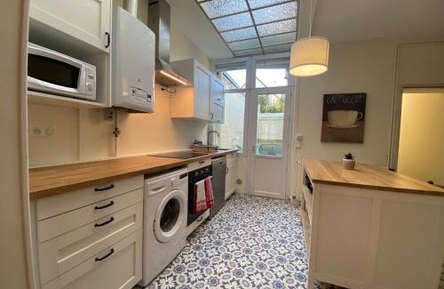 Amiens Villa | Maison de Charme - 4 Chambres - Courette & Parking Gratuit
