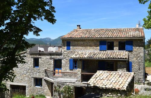 Chateauneuf-de-Bordette Villa | Maison de Céline en pleine Nature avec vue Montagnes et Jacuzzi
