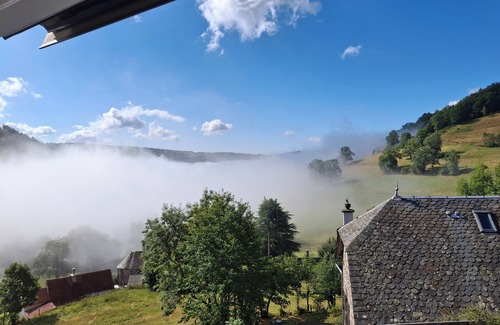 Thiezac House | Maison en pierre, au calme, terrasse en pelouse avec vue