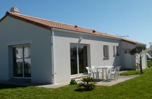 Longeville-sur-Mer House | Maison Familiale à Longeville-sur-Mer, Proche Plage et Commerces, Terrasse et Jardin Clôturé - FR-1-336-78