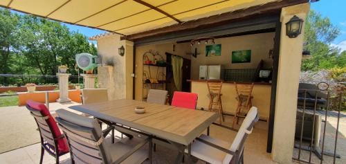 Caseneuve House | Maison familiale avec piscine et boulodrome dans le Luberon