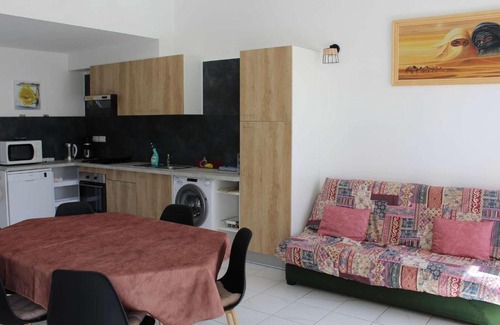 Port-la-Nouvelle House | Maison familiale rénovée, à 100m de la plage, terrasse, garage, wifi, au centre de Port-la-Nouvelle - FR-1-229C-51