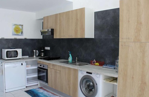 Port-la-Nouvelle House | Maison familiale rénovée, à 100m de la plage, terrasse, garage, wifi, au centre de Port-la-Nouvelle - FR-1-229C-51