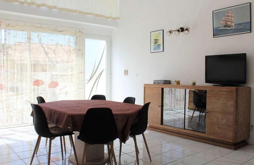 Port-la-Nouvelle House | Maison familiale rénovée, à 100m de la plage, terrasse, garage, wifi, au centre de Port-la-Nouvelle - FR-1-229C-51