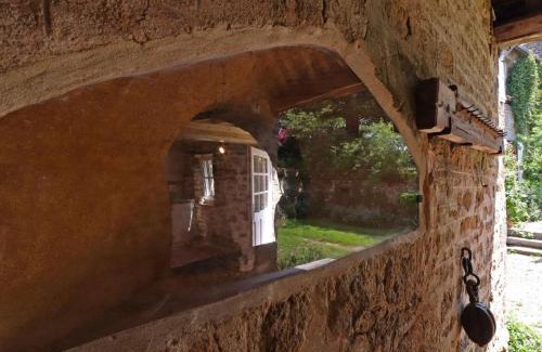 La Carneille House | Maison historique arborée avec jardin et étang privés, idéale pour un couple - FR-1-497-135