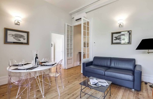 Bordeaux City Centre Apartment | Maison Ingwë - Charming 3-room apartment for 6 people Place Gambetta