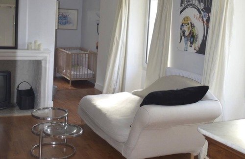 Saint-Jean-le-Blanc House | Maison l'Amérique welcome you to one of their rooms. Dogs are also welcomed