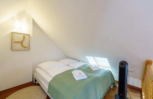 Lubeck City Centre Apartment | Maisonette am Holstentor mit Dachterrasse und Heimkino
