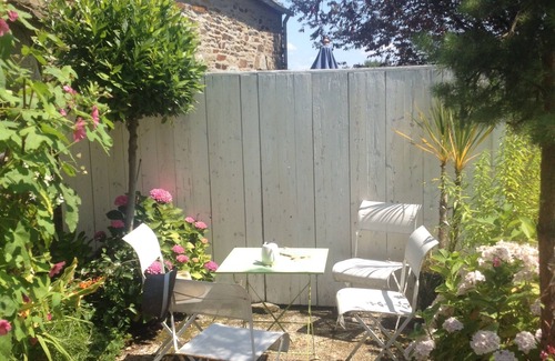 Locquirec Cottage | Maisonnette Bretonne Typique, Plage à Pieds, Terrasse Fleurie et Parking Privés