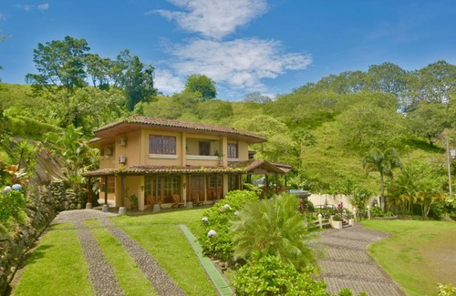 El Fosforo House | Majestic Lodge Luxury and Spacious Home with Private Pool and Jacuzzi