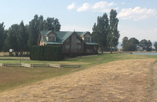 Helena Cabin | Majestic Log home on Private Lake- Close to Fly Fishing, Swimming & Hiking