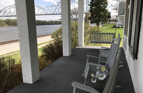 Lansing House | Majestic Mississippi River Views! Booking for October!