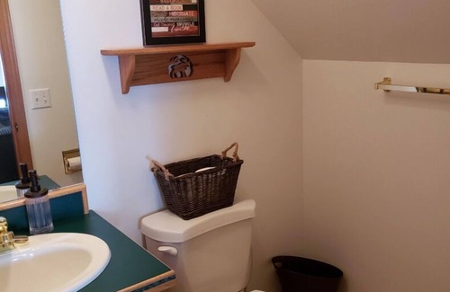Fritz Creek Cabin | Majestic Moose View Lodge (Minimum Rental Age 25)