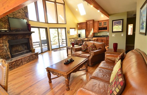 Flagstaff Cabin | Majestic Mountain Chalet with Deck and Hot Tub