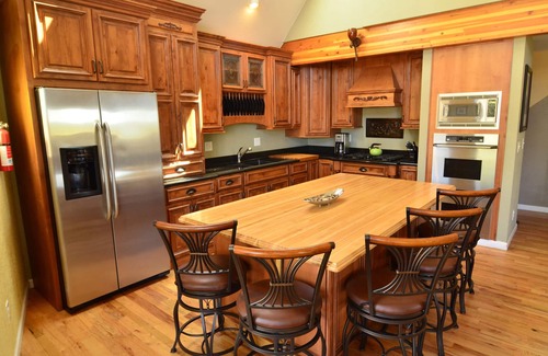 Flagstaff Cabin | Majestic Mountain Chalet with Deck and Hot Tub