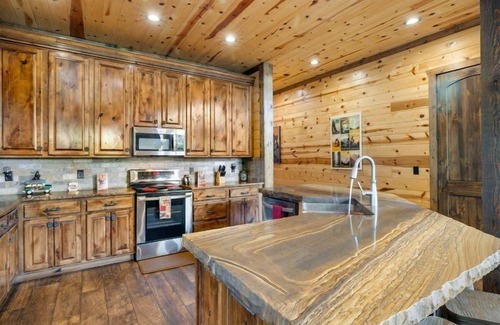 Broken Bow Cabin | Majestic Mountain Lodge in Hochatown/Broken Bow, OK