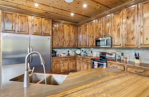 Broken Bow Cabin | Majestic Mountain Lodge in Hochatown/Broken Bow, OK