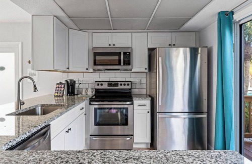 Englewood House | Majestic Summer Sunsets just 50 steps to uncrowded beach & 2 King beds