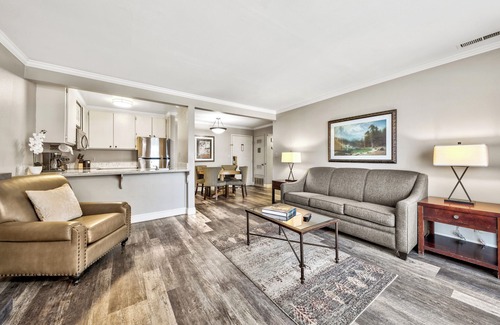 South Lake Tahoe Hotel | Majestic Views! 1BR Accommodation w/Kitchen! Breakfast, Pets Allowed!