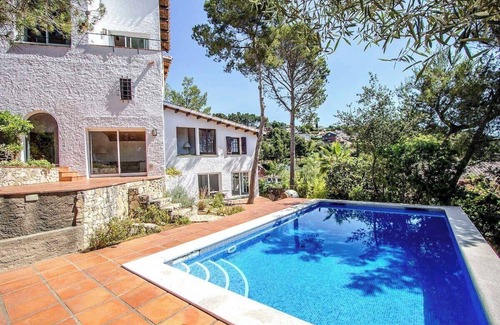 Palleja Villa | Majestic Villa and Views - 30km to Barcelona