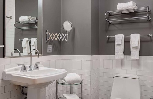 Downtown Columbus Resort | Make Your Trip More Enjoyable! Pets are Welcome, Near Franklin Park Conservatory