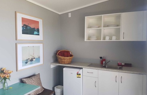 Maketu Cabin | Maketu Beachside Haven Spinnaker Cabin, Sea Views & Pet-Friendly