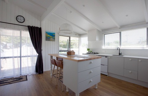Oneroa House | MAKO COTTAGE. (FREE WIFI and full SKY) Convenient+