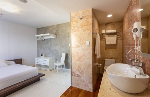 Centro Havana Apartment | Malecón Penthouse Vista al Mar FREE WiFi